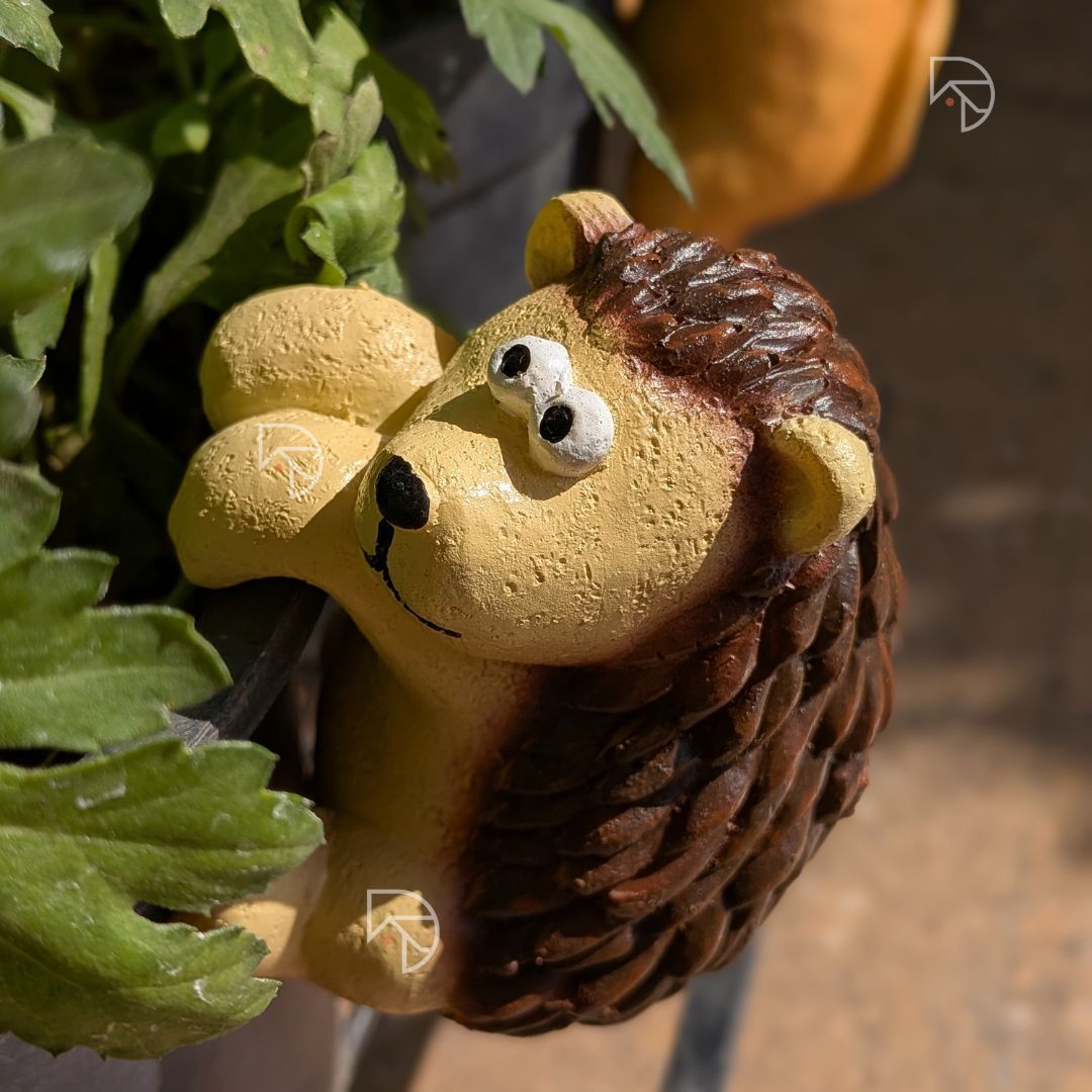 Climbing hedgehog garden ornament on plastic pot — outdoor resin pot hanger for balcony and terrace décor