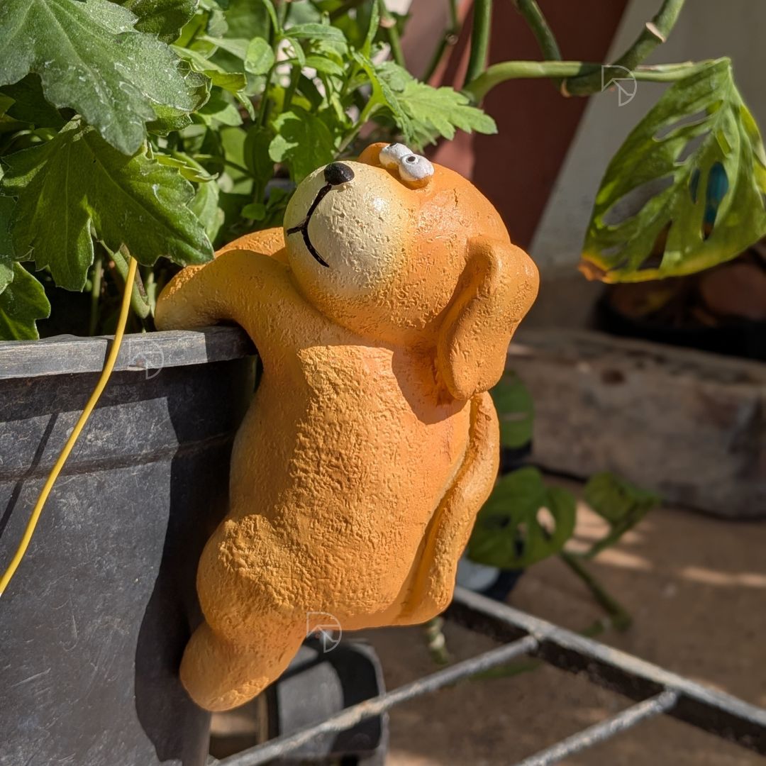 Hanging dog pot hanger resin figurine gripping edge of garden pot — orange climbing dog garden decor