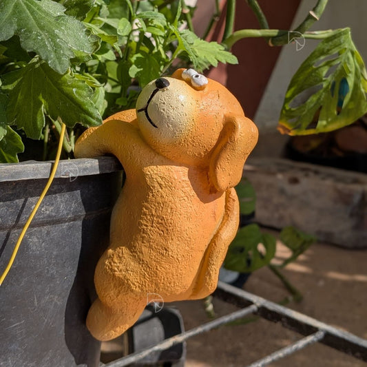 Hanging dog pot hanger resin figurine gripping edge of garden pot — orange climbing dog garden decor